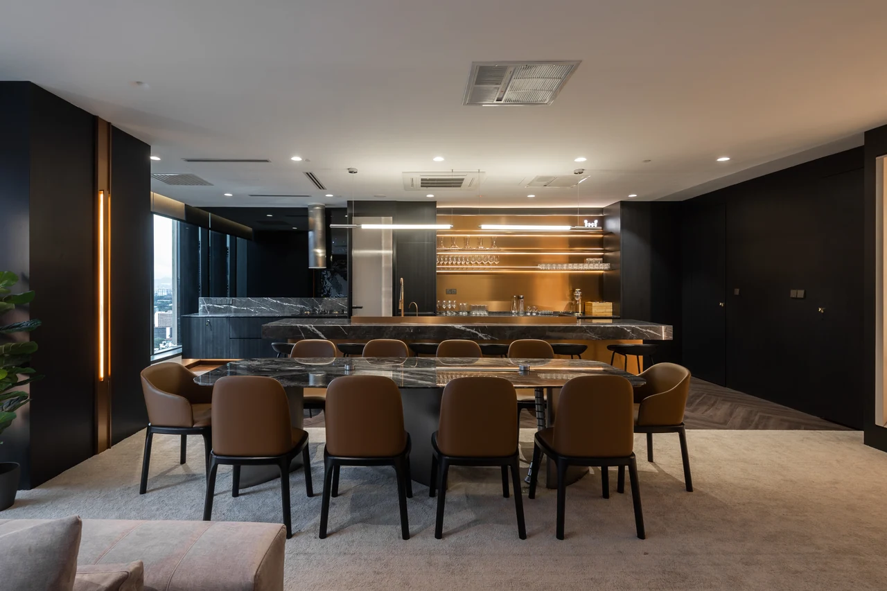 The Echelon Circle dining room and illuminated bar
