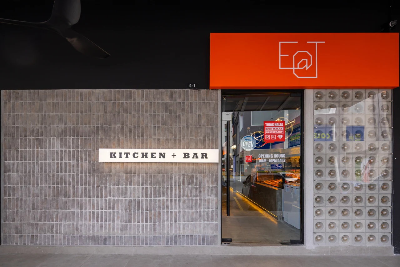 E@T restaurant: Entrance
